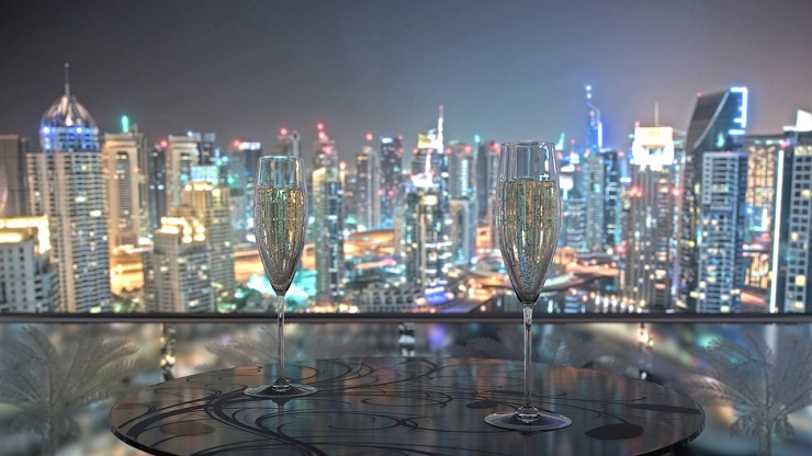 wine-glasses-and-Dubai-city-view