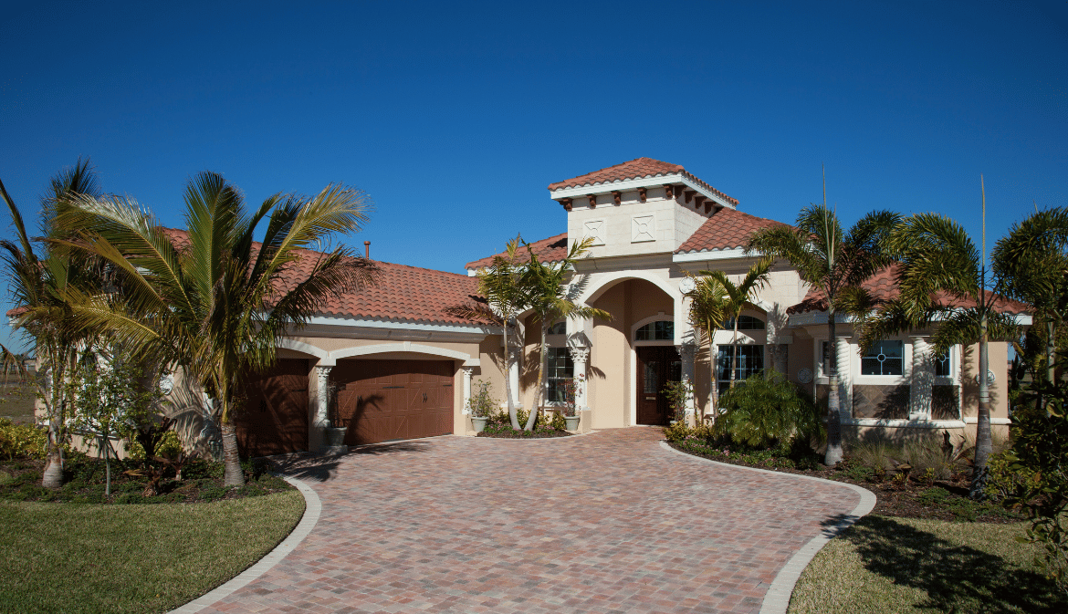 House in florida with garage and palm trees 